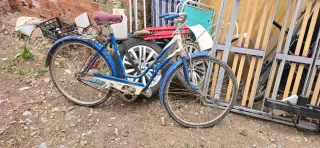 Bicicleta antigua plateada