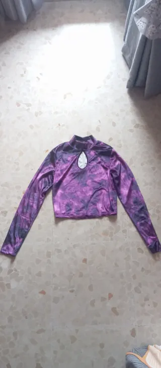 Crop top terciopelo morado y negro