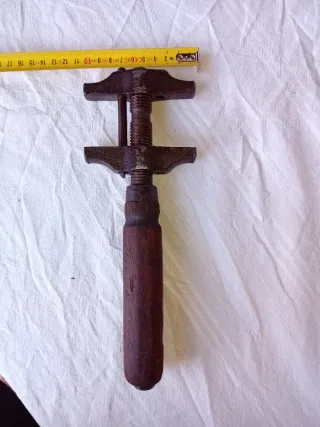 Herramienta antigua de metal y madera