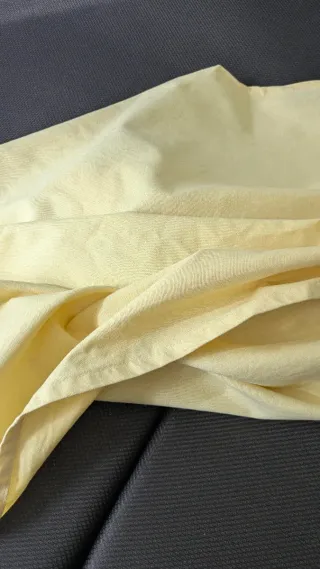 Cortinas amarillas de tela