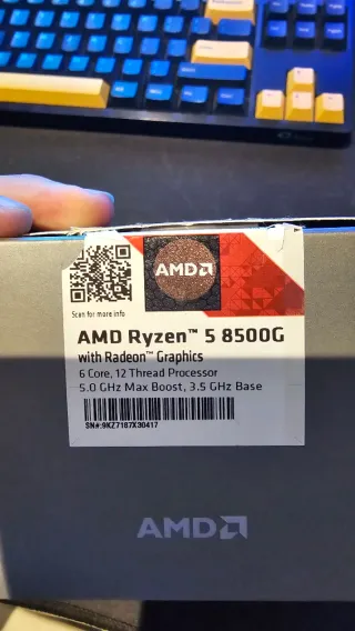 AMD Ryzen 5 8500G con disipador