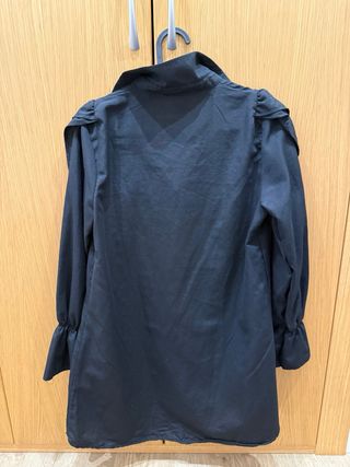 Camisa negra con volantes