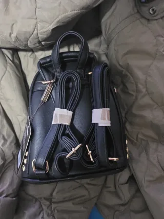 Mochila Negra Pequeña con Tachuelas Doradas