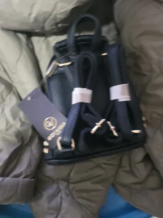 Mochila Negra Pequeña con Tachuelas Doradas
