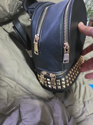 Mochila Negra Pequeña con Tachuelas Doradas