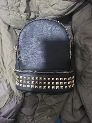 Mochila Negra Pequeña con Tachuelas Doradas