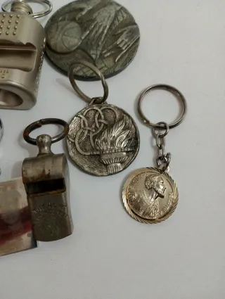 Llaveros Varios: Silbato, Monedas, Medallas