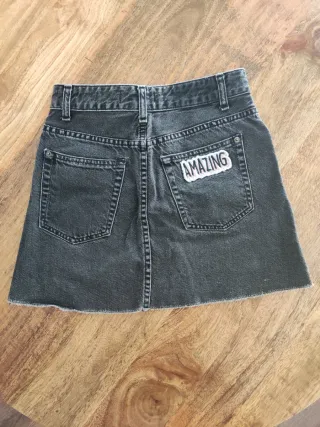 Minifalda vaquera negra con parches