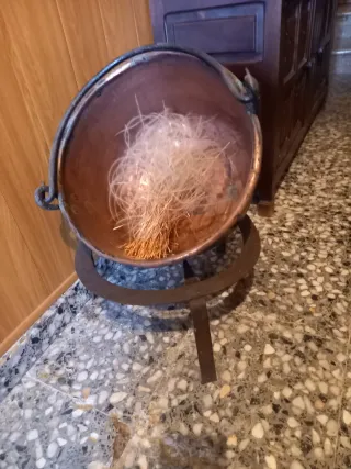 Calderón cobre antiguo con trébede