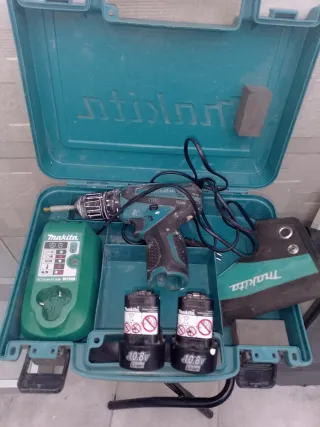 Taladro Makita con cargador y baterías