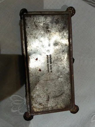 Caja de lata antigua decorada