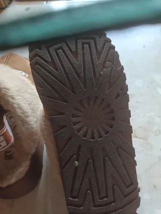 Zuecos UGG Marrones con Forro Peludo