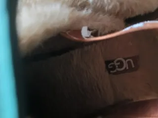 Zuecos UGG Marrones con Forro Peludo