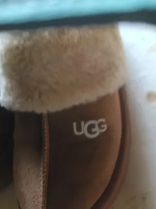Zuecos UGG Marrones con Forro Peludo