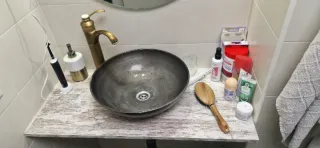 Conjunto lavabo, espejo y focos, grifo incluido.