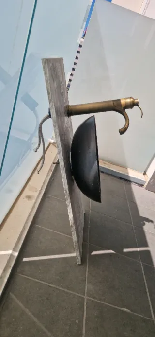 Conjunto lavabo, espejo y focos, grifo incluido.