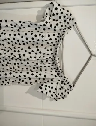 Vestido blanco con lunares negros