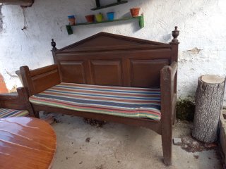 Escaño antiguo de madera