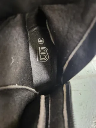 Botas negras con cordones y pelo