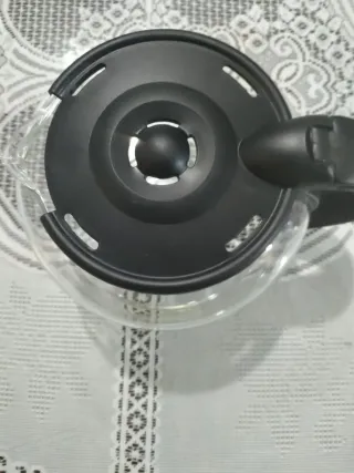 Jarra cafetera vidrio con tapa negra
