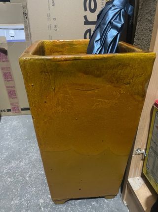Paragüero cuadrado amarillo