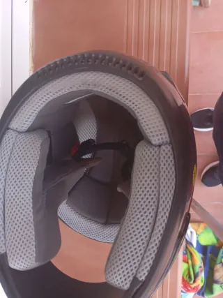 Casco de moto gris y rojo