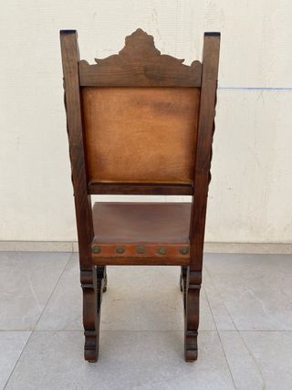 Sillas antiguas de madera y cuero