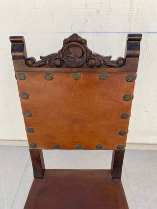 Sillas antiguas de madera y cuero