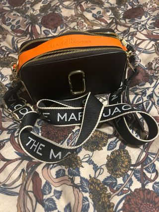 Bolsito The Marc Jacobs negro y dorado