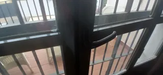 Puerta cristal y aluminio.Cancela metal