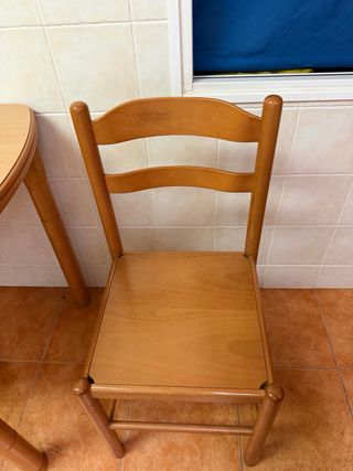 Mesa extensible comedor + 2 sillas madera