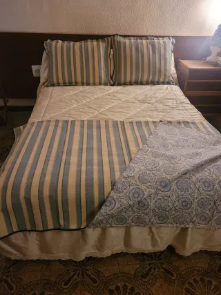 Colcha beige con volante
