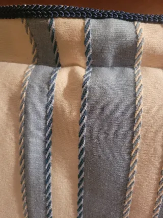 Colcha beige con volante