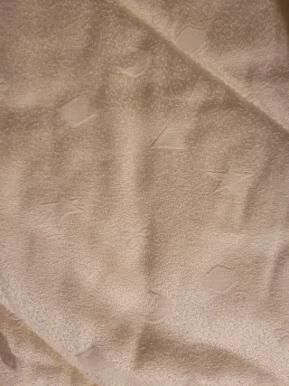 Colcha beige con volante