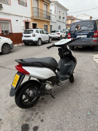 Yamaha Scooter Negra y Blanca