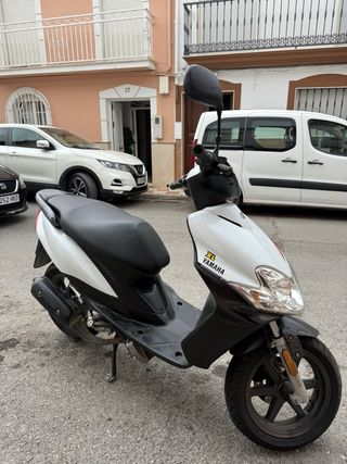 Yamaha Scooter Negra y Blanca