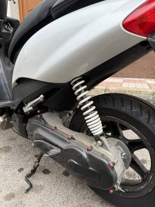 Yamaha Scooter Negra y Blanca