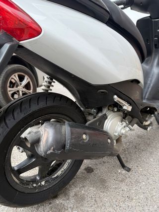 Yamaha Scooter Negra y Blanca