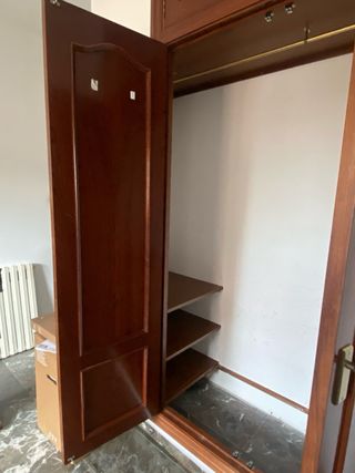 Armario de madera empotrado