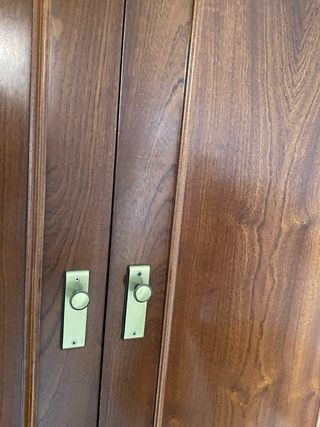Armario de madera empotrado