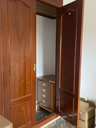 Armario de madera empotrado