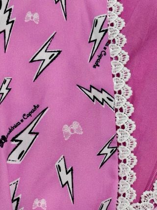 Vestido rosa corto fruncido con volantes