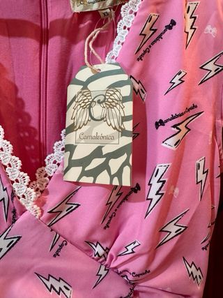 Vestido rosa corto fruncido con volantes