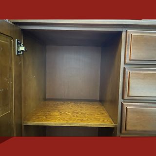 Cómoda de madera con puerta y cajones