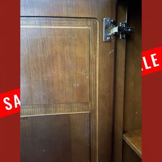 Cómoda de madera con puerta y cajones