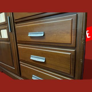 Cómoda de madera con puerta y cajones