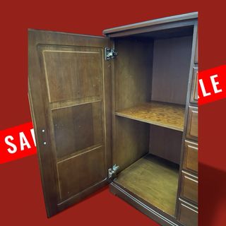 Cómoda de madera con puerta y cajones