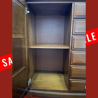 Cómoda de madera con puerta y cajones