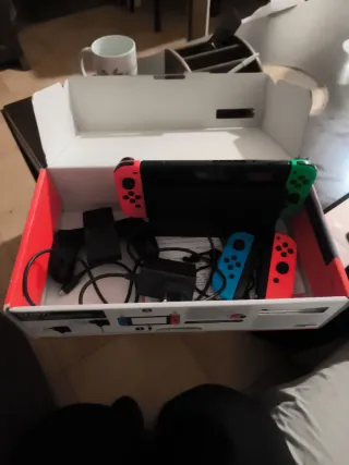 Nintendo Switch con 4 mandos y funda