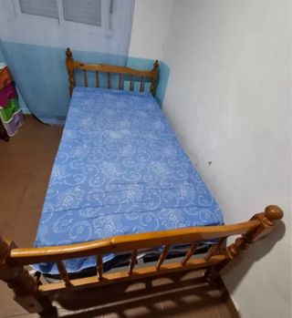 Cama individual de madera con colchón azul